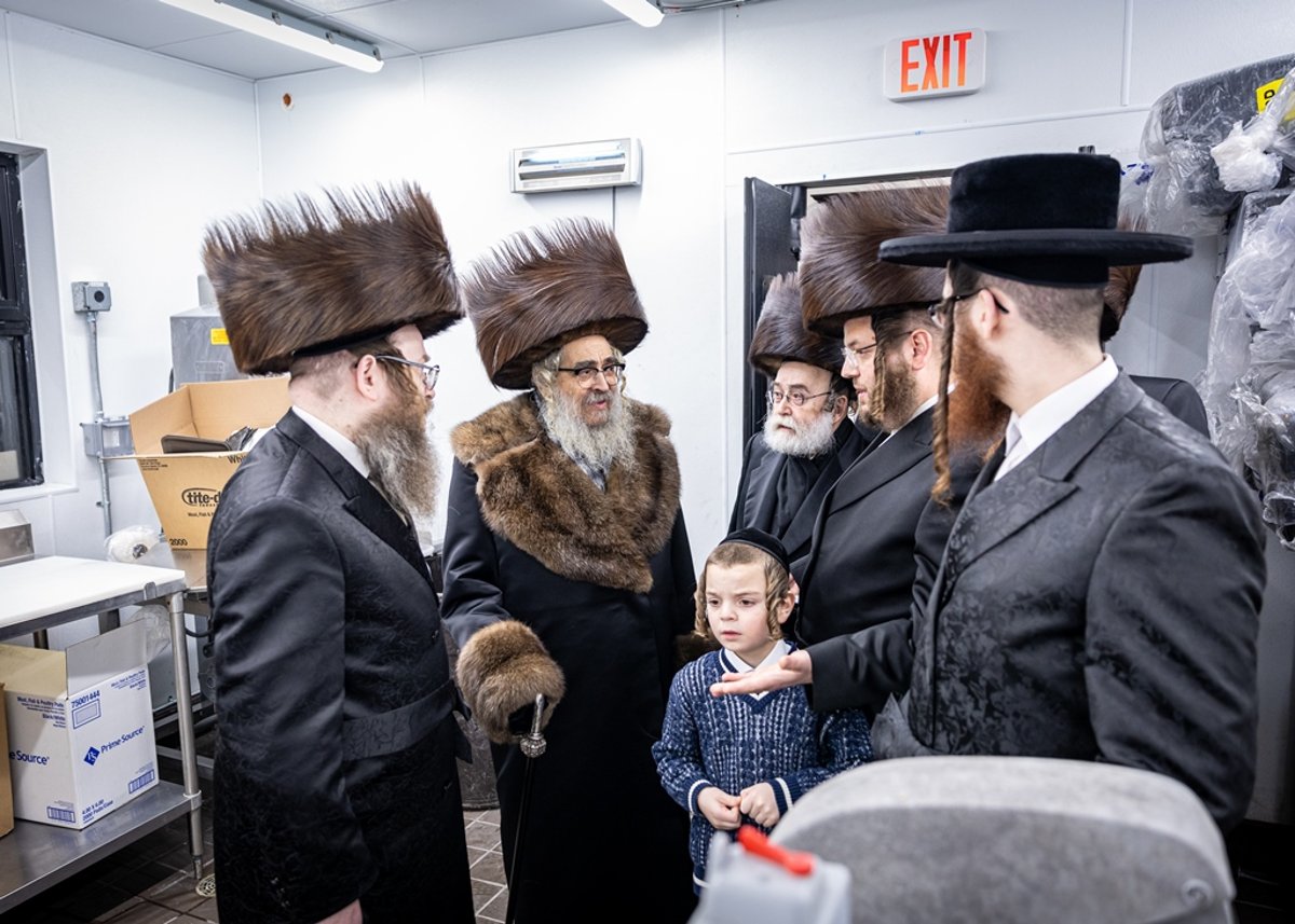 האדמו"ר מסאטמר בקביעת מזוזה בחנוכת הבשר החדש בקריית יואל