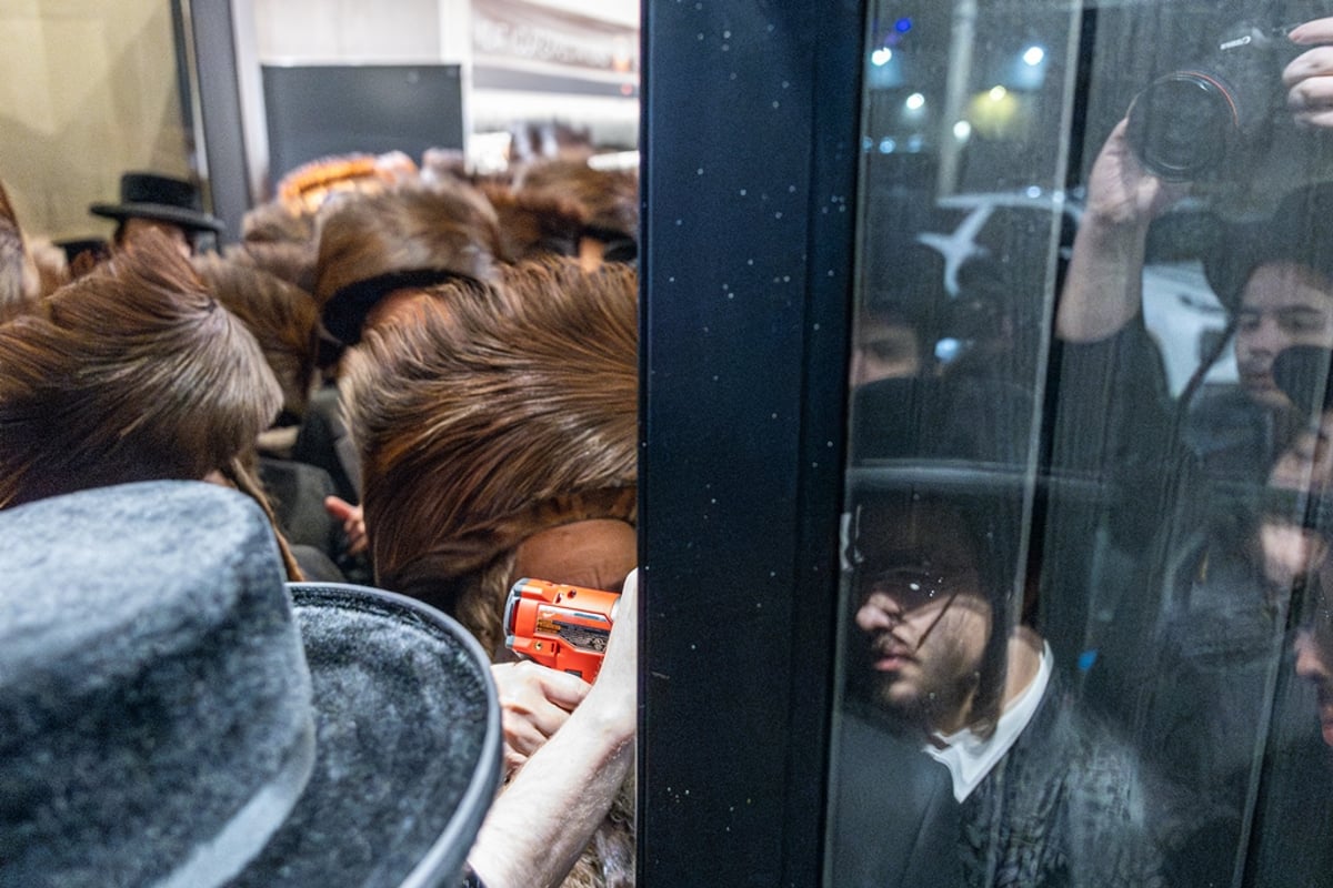 האדמו"ר מסאטמר בקביעת מזוזה בחנוכת הבשר החדש בקריית יואל