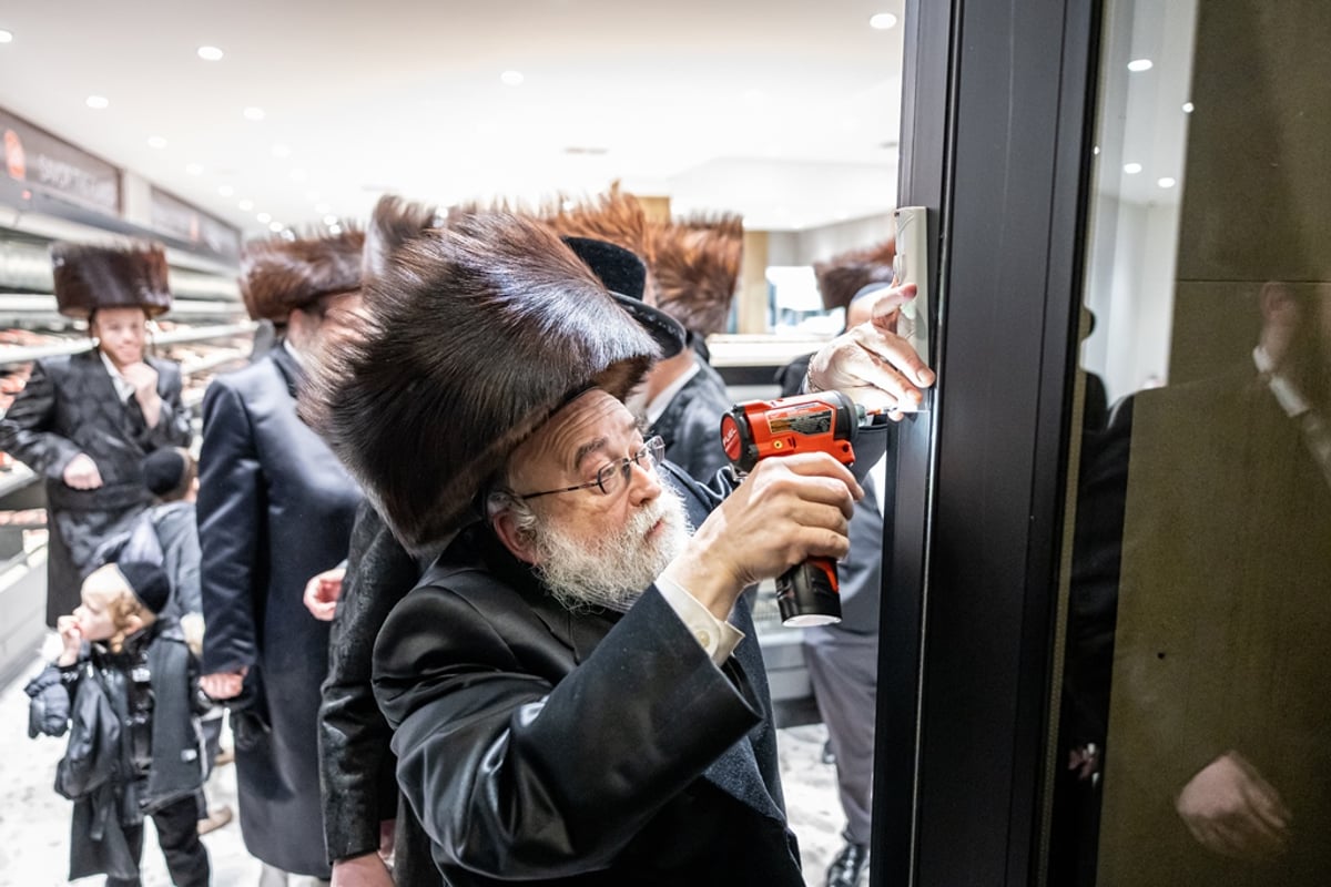 האדמו"ר מסאטמר בקביעת מזוזה בחנוכת הבשר החדש בקריית יואל