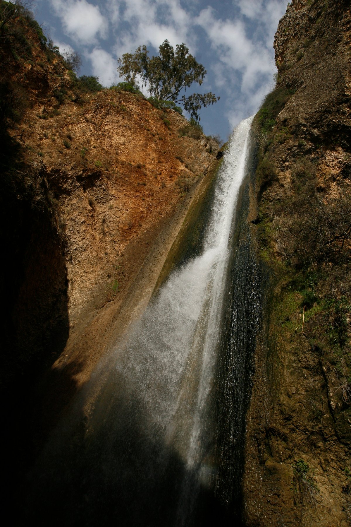 מפל זורם בשמורת הטבע נחל עיון בגליל העליון