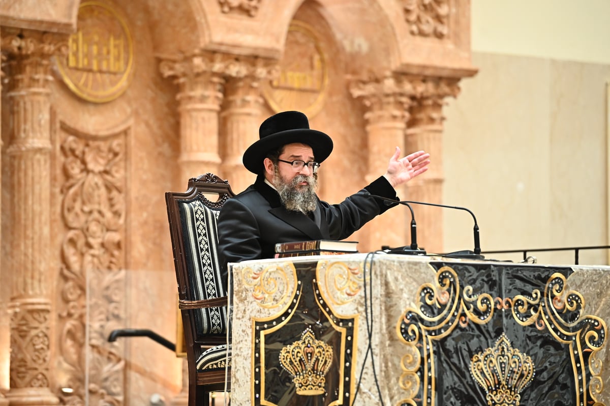 האדמו"ר מסקולען בשיעור בענייני שובבי"ם בביהמ"ד ויז'ניץ