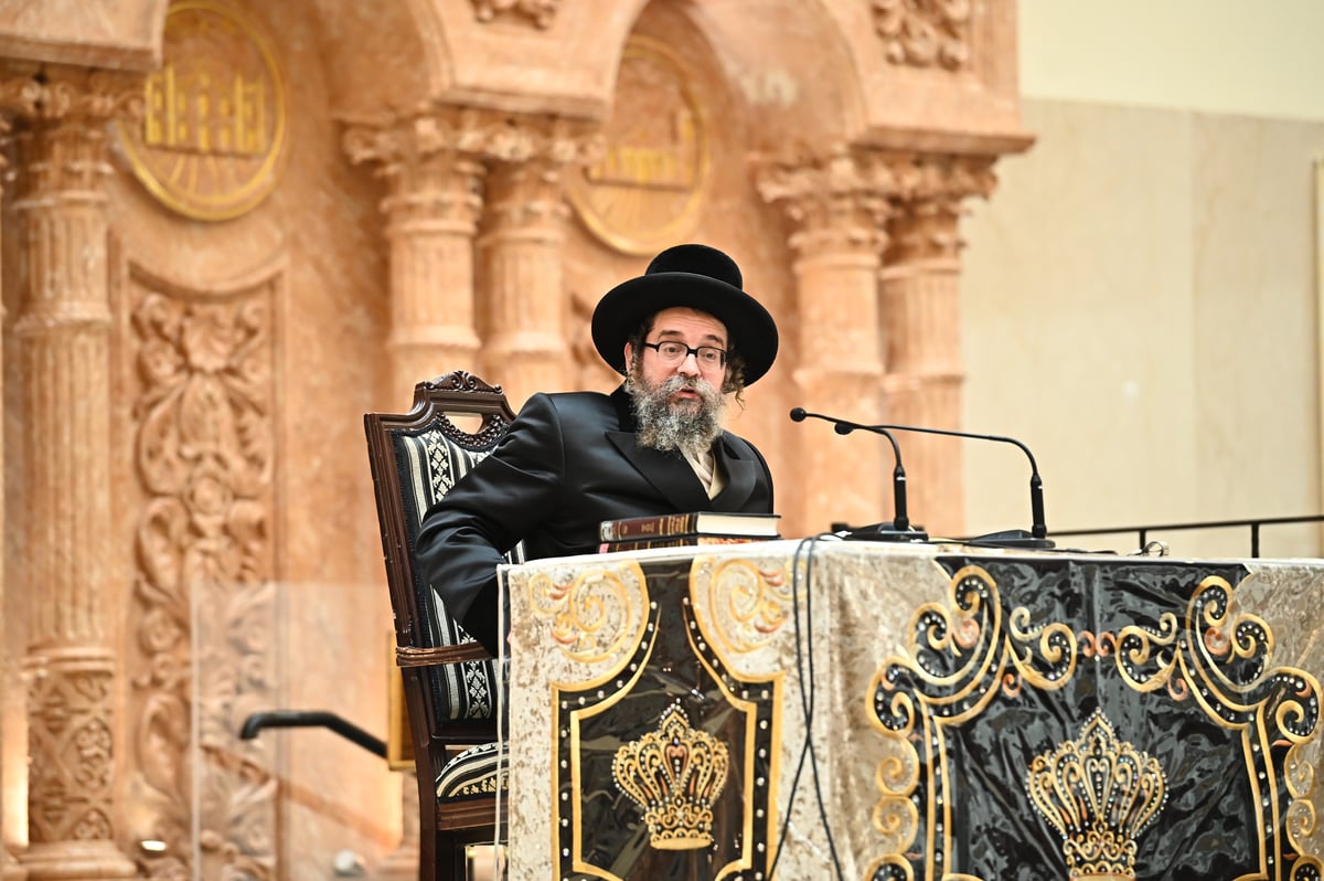 האדמו"ר מסקולען בשיעור בענייני שובבי"ם בביהמ"ד ויז'ניץ