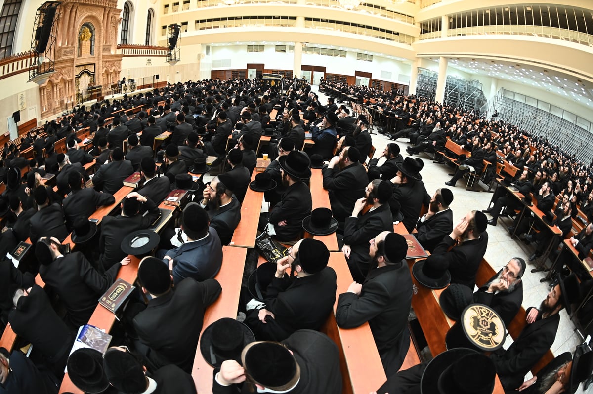 האדמו"ר מסקולען בשיעור בענייני שובבי"ם בביהמ"ד ויז'ניץ