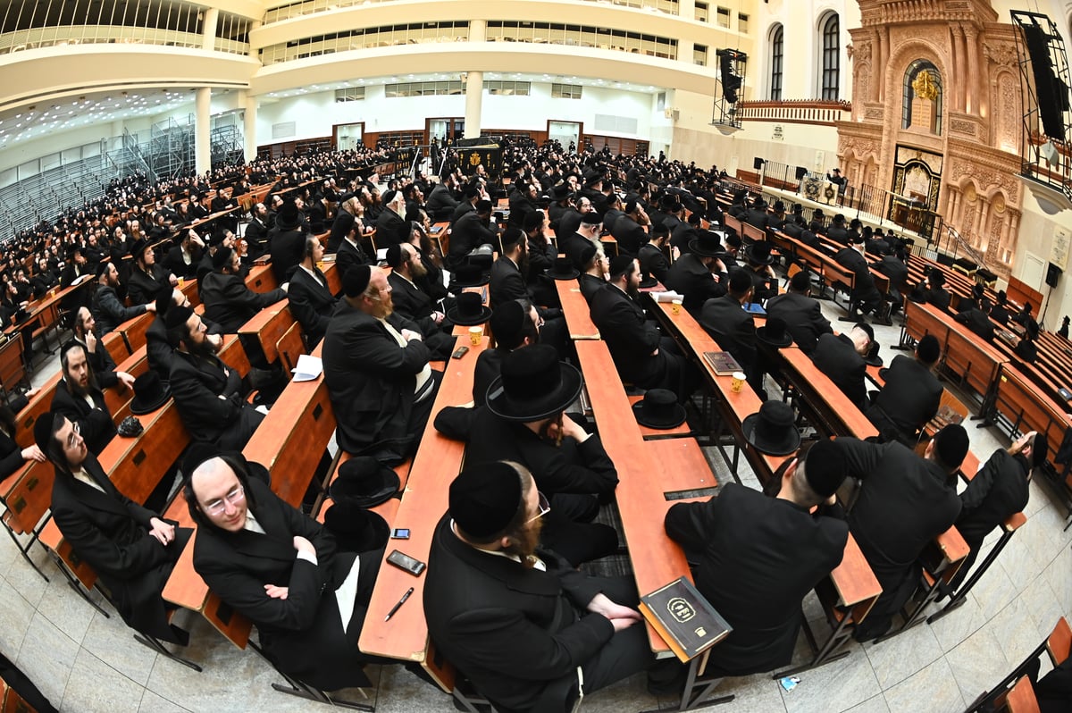 האדמו"ר מסקולען בשיעור בענייני שובבי"ם בביהמ"ד ויז'ניץ