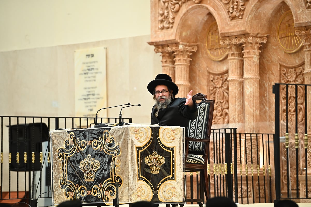 האדמו"ר מסקולען בשיעור בענייני שובבי"ם בביהמ"ד ויז'ניץ