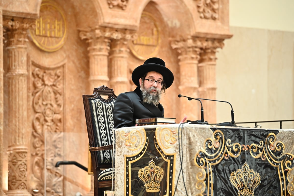 האדמו"ר מסקולען בשיעור בענייני שובבי"ם בביהמ"ד ויז'ניץ