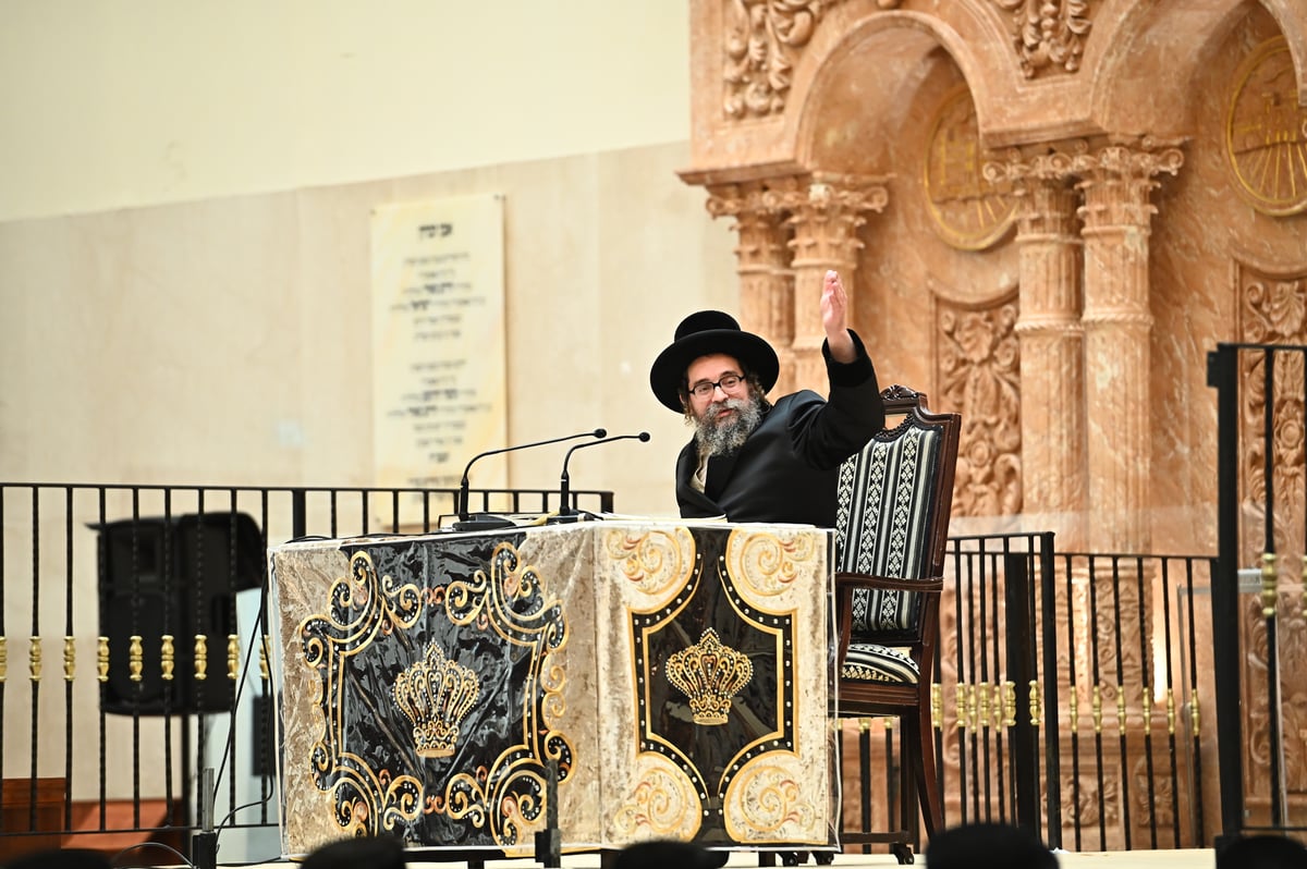 האדמו"ר מסקולען בשיעור בענייני שובבי"ם בביהמ"ד ויז'ניץ