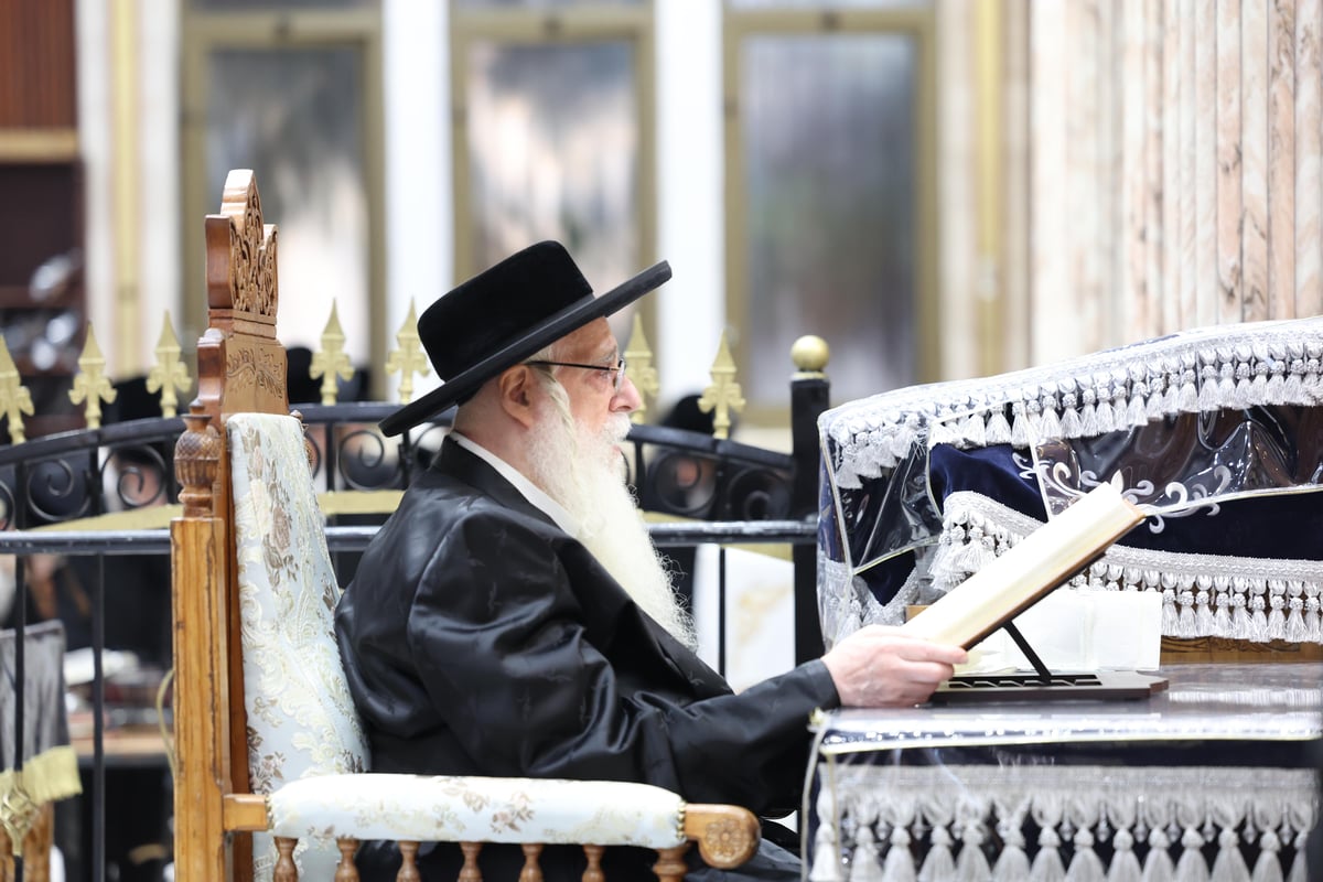 האדמו"ר מצאנז באמירת תהילים בימי השובבי"ם