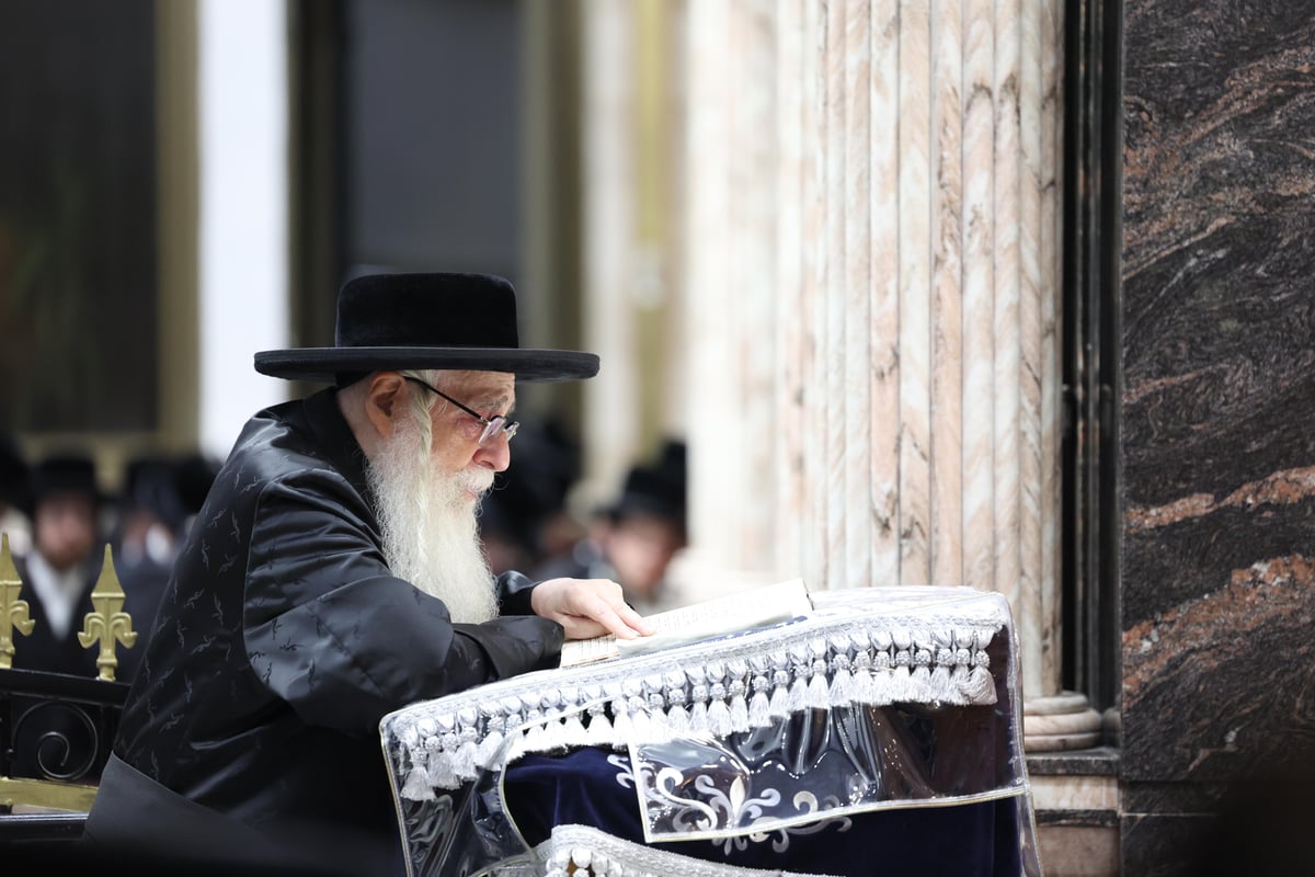 האדמו"ר מצאנז באמירת סליחות בימי השובבי"ם