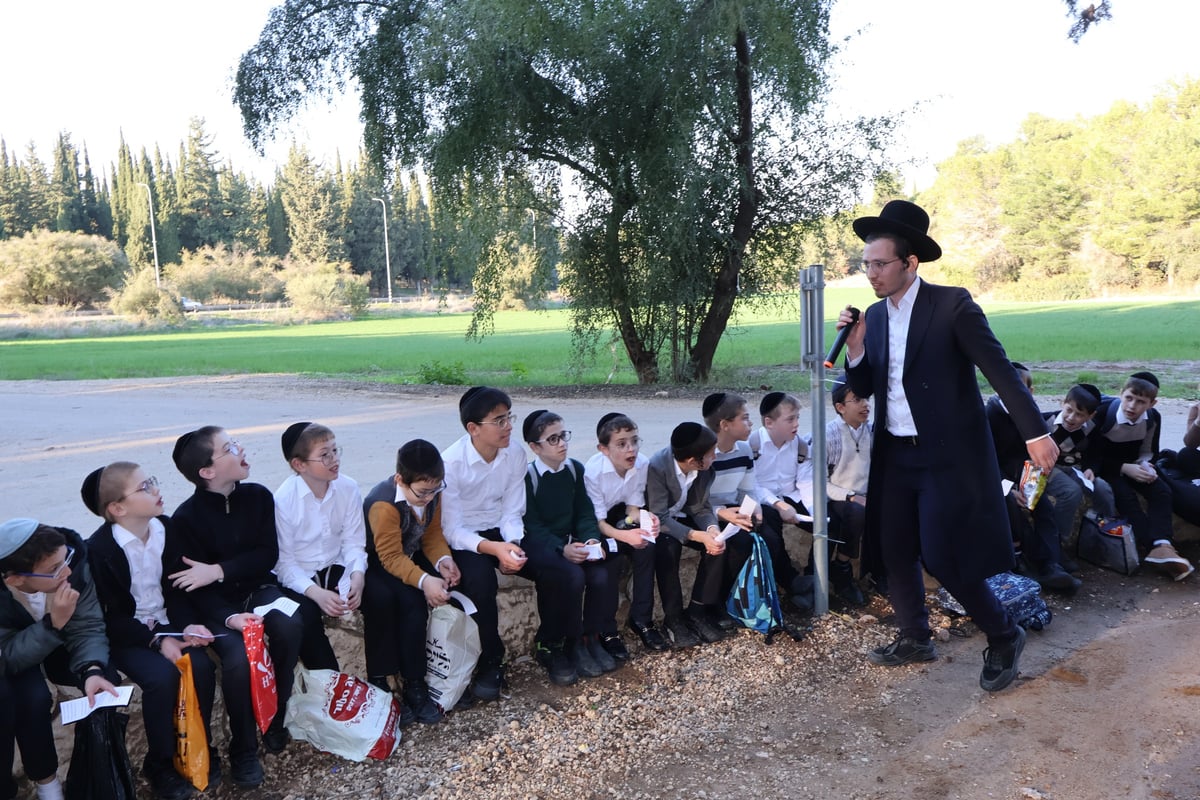 ילדי הלמדנים מברכפלד בביקור אצל גדולי ישראל בב"ב