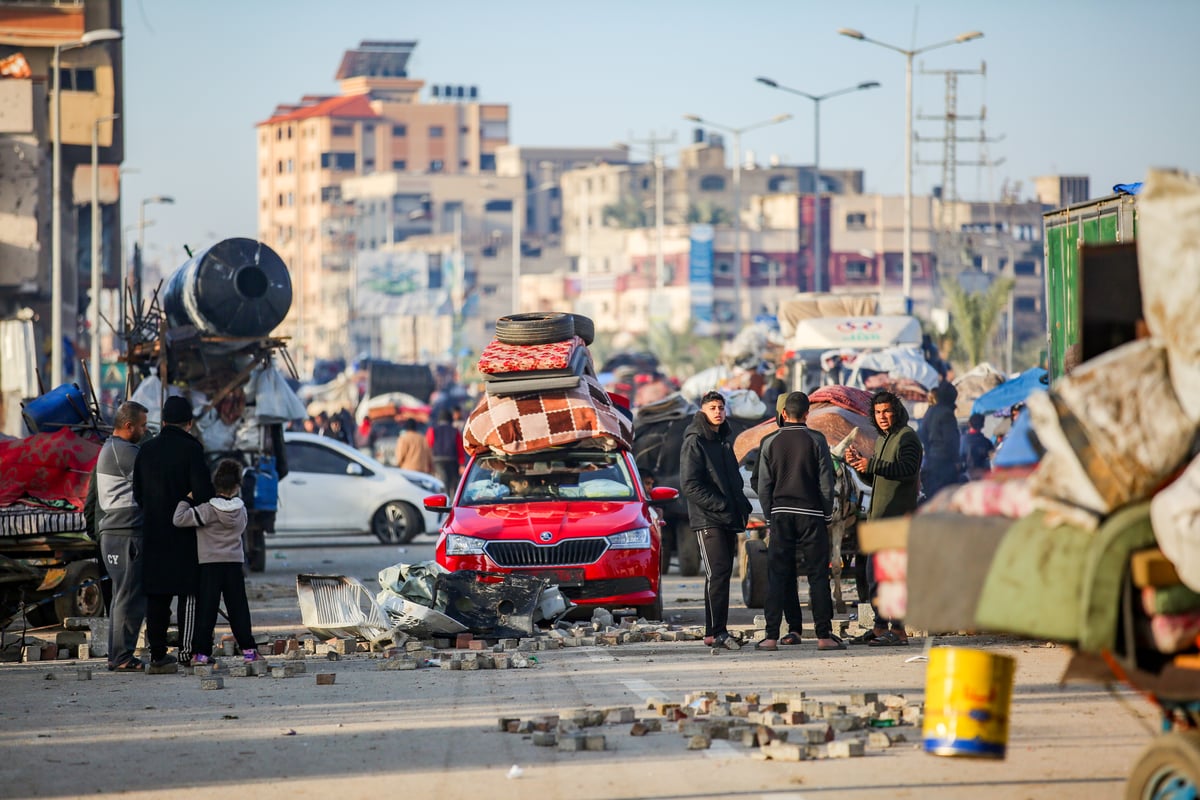 עקורים פלסטינים ממתינים בדרך סלאח א-דין לא הרחק ממסדרון נצרים