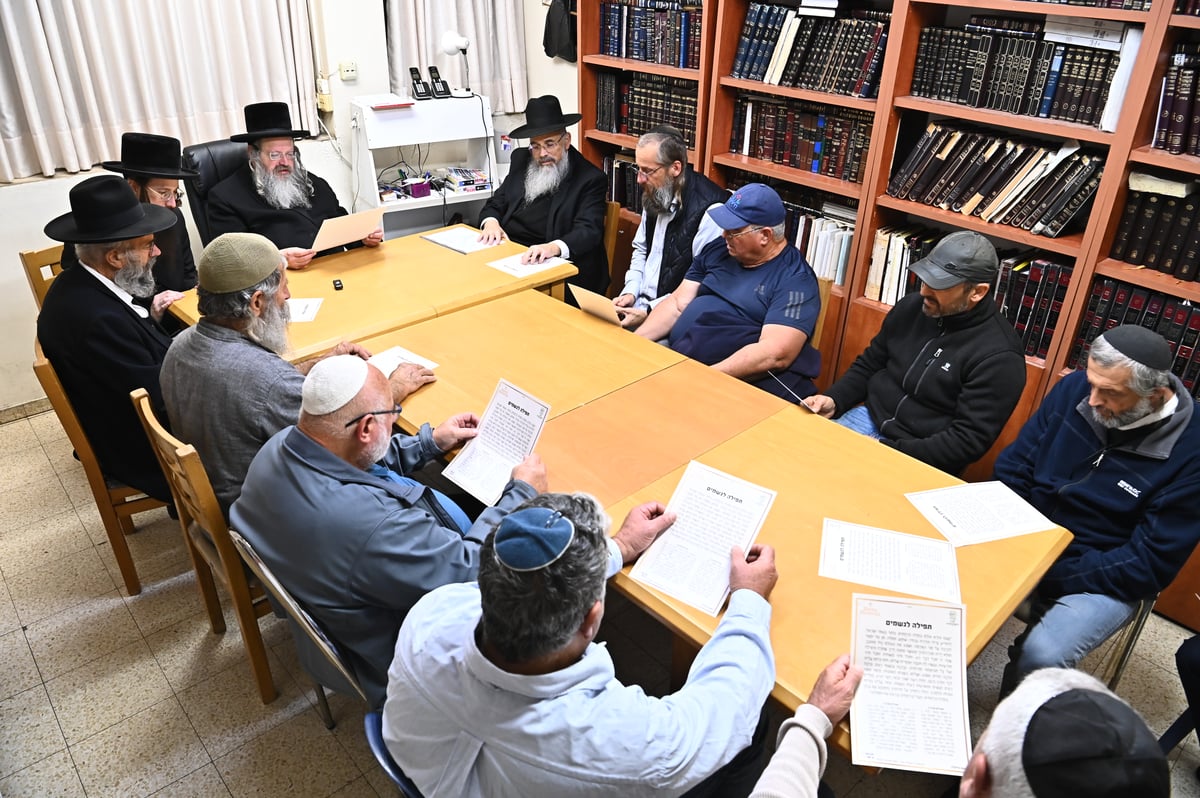 החקלאים בתפילה בבית הגאון רבי משה שאול קליין