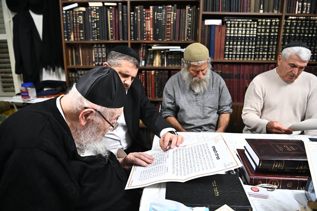 החקלאים בתפילה בבית הגאון רבי מאיר צבי ברגמן 