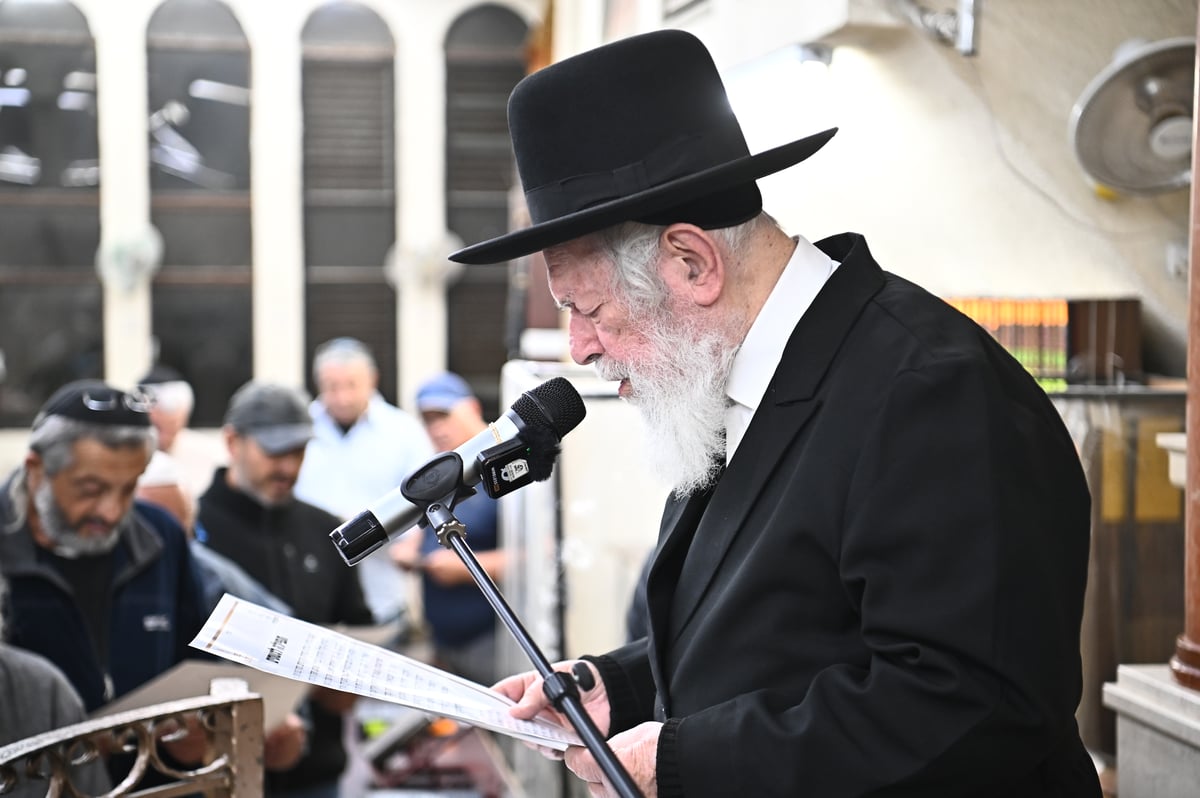 החקלאים בתפילה בבית מדרשו של הגר"י זילברשטיין