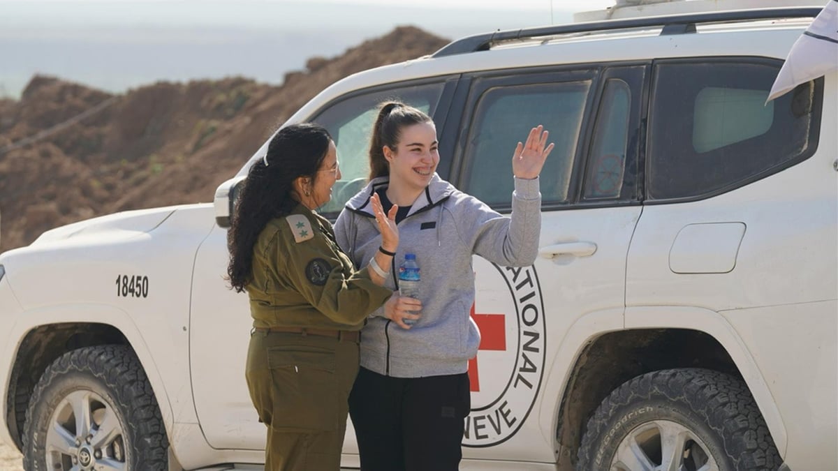 מחייכת, מתחבקת ומנופפת: אגם ברגר ברגעי החבירה לצה"ל