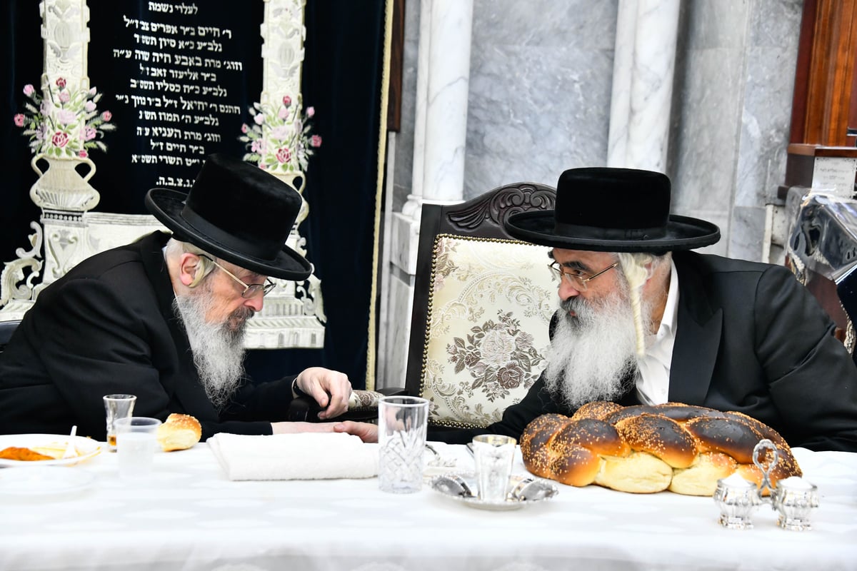 האדמו"ר מדושינסקיא בקביעת מזוזה וסעודת ראש חודש בבני ברק