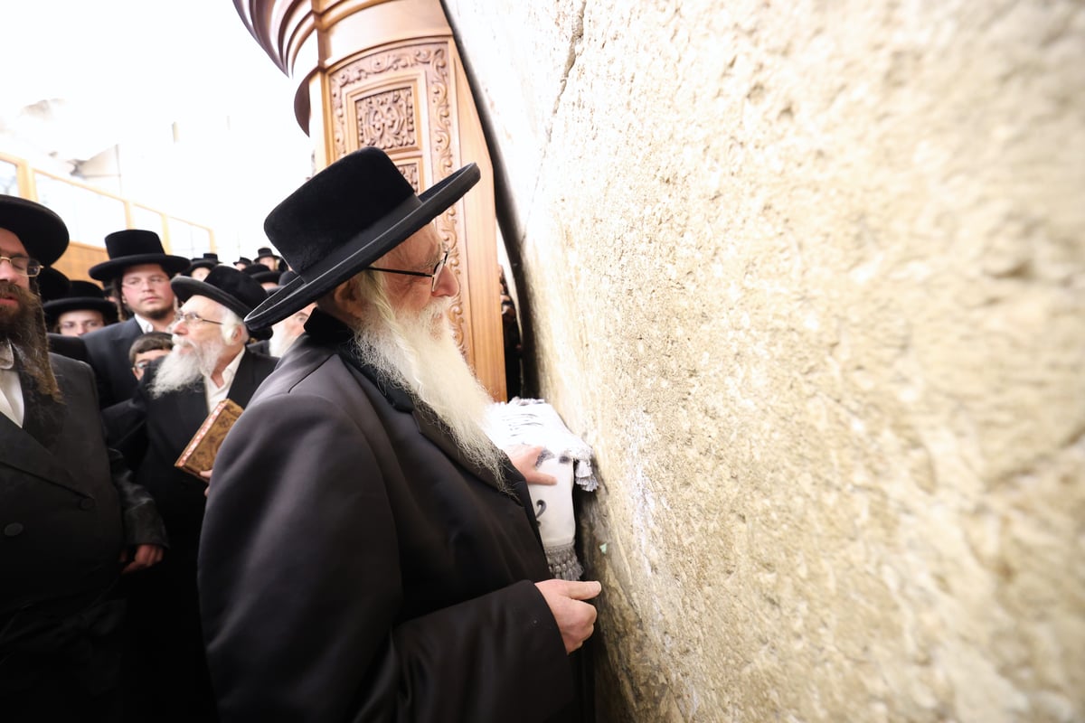 האדמו"ר מצאנז בתפילה ע"י ה'כותל המערבי'