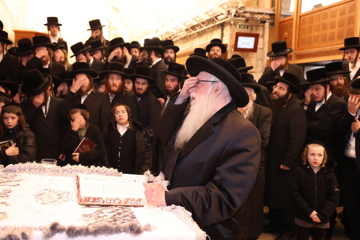 האדמו"ר מצאנז בתפילה ע"י ה'כותל המערבי'