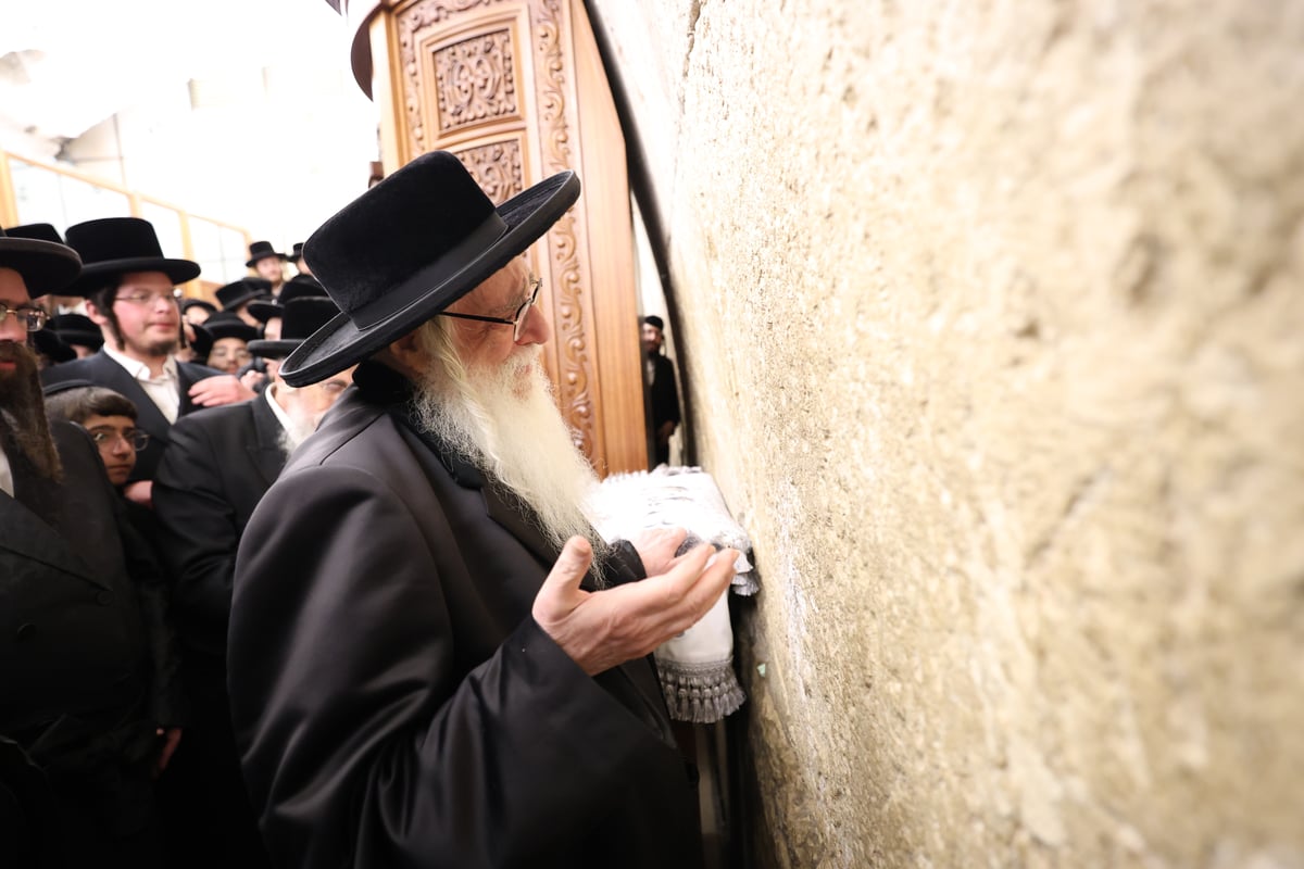 האדמו"ר מצאנז בתפילה ע"י ה'כותל המערבי'