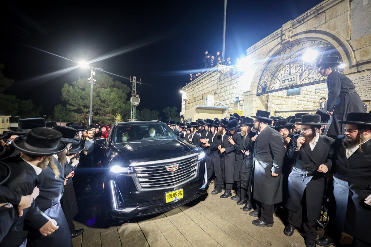 האדמו"ר מצאנז בתפילה באתרא קדישא מירון