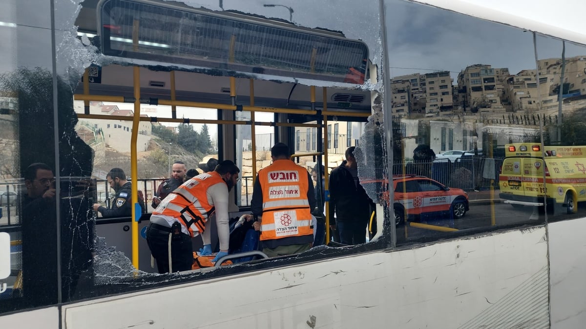 החייאה על פצוע אנוש בביתר עילית; התנגש באוטובוס עם רכבו