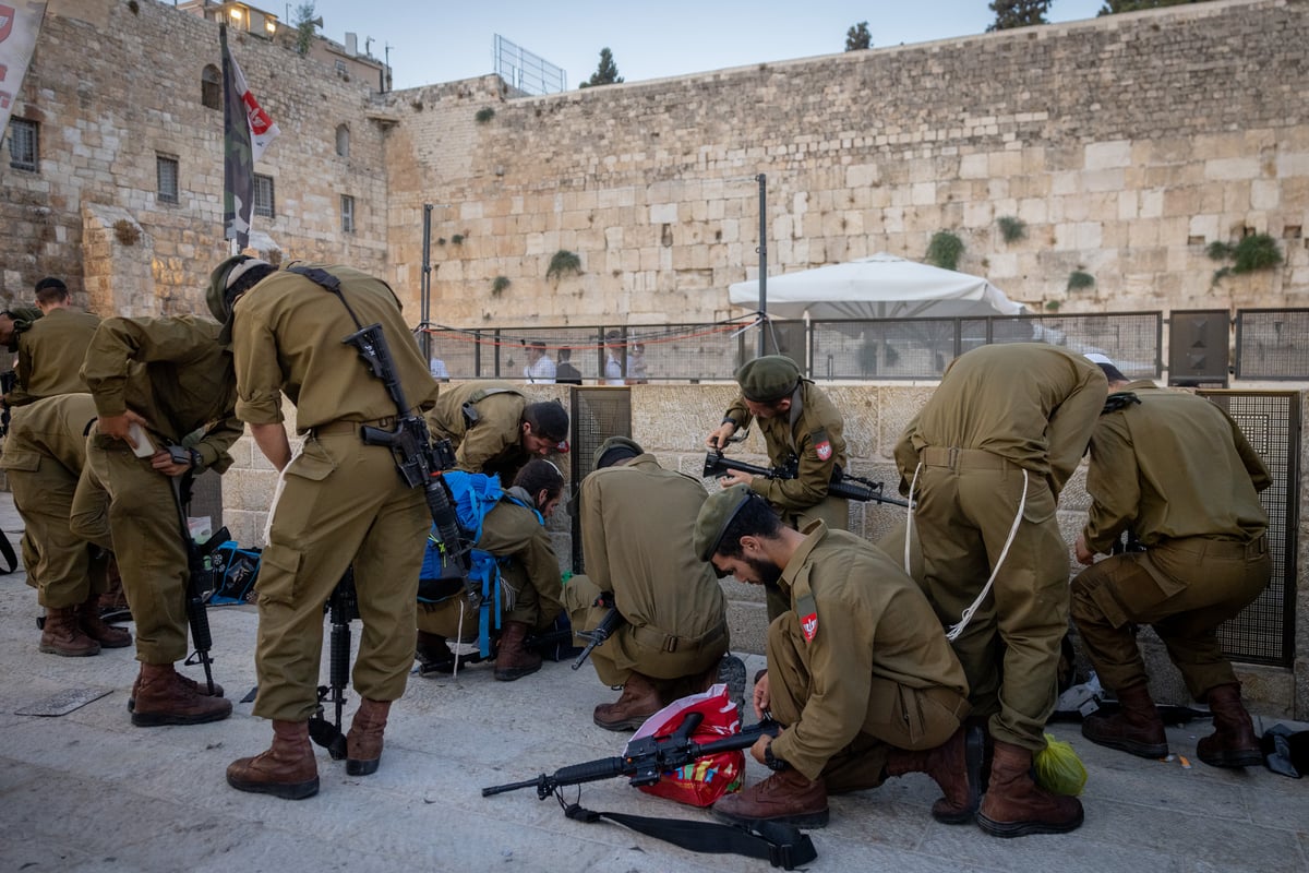 חיילים מגדוד 'נצח יהודה' בטקס השבעה בכותל המערבי