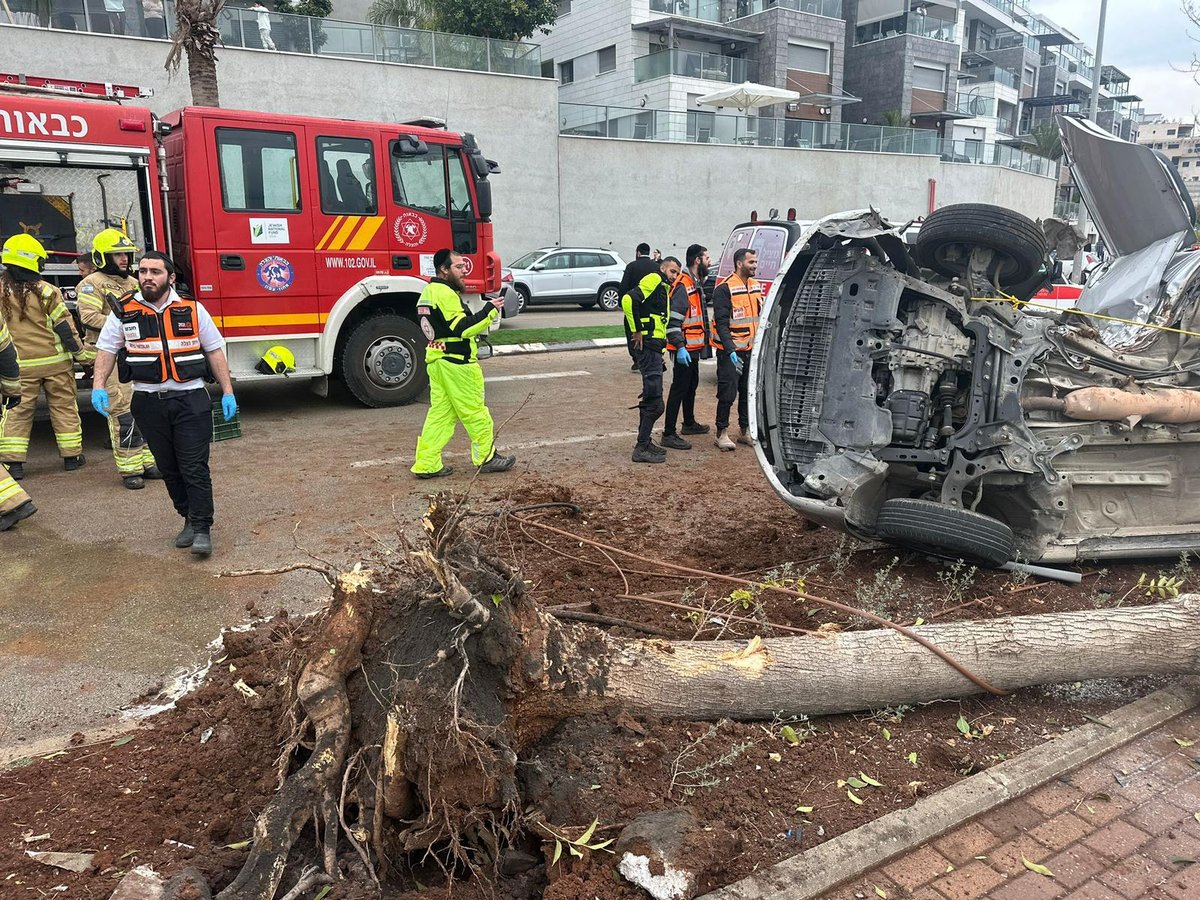 הרכב התנגש בעץ בעוצמה - והתהפך; כך חילצו את הנהג