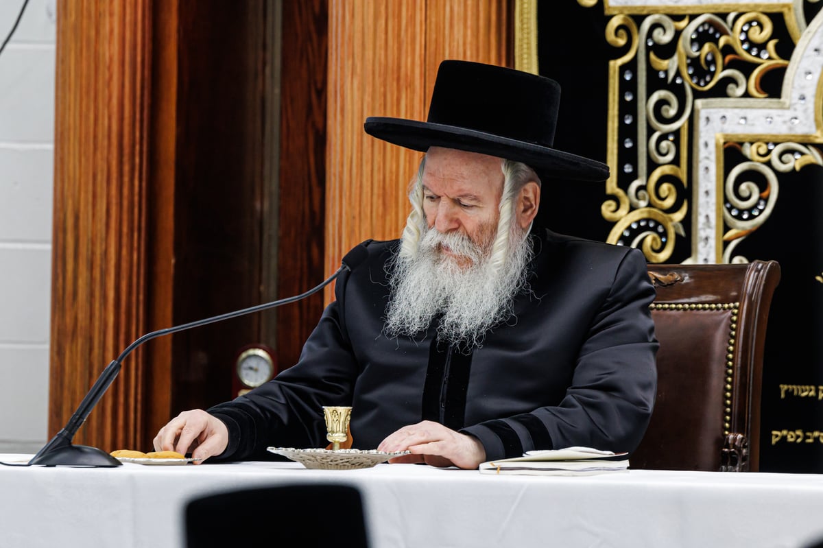 האדמו"ר מבאבוב בשיחה בימי השובבי"ם