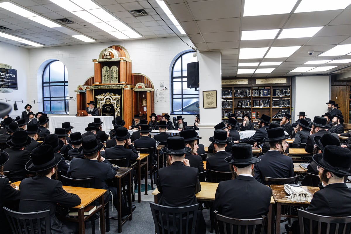 האדמו"ר מבאבוב בשיחה בימי השובבי"ם