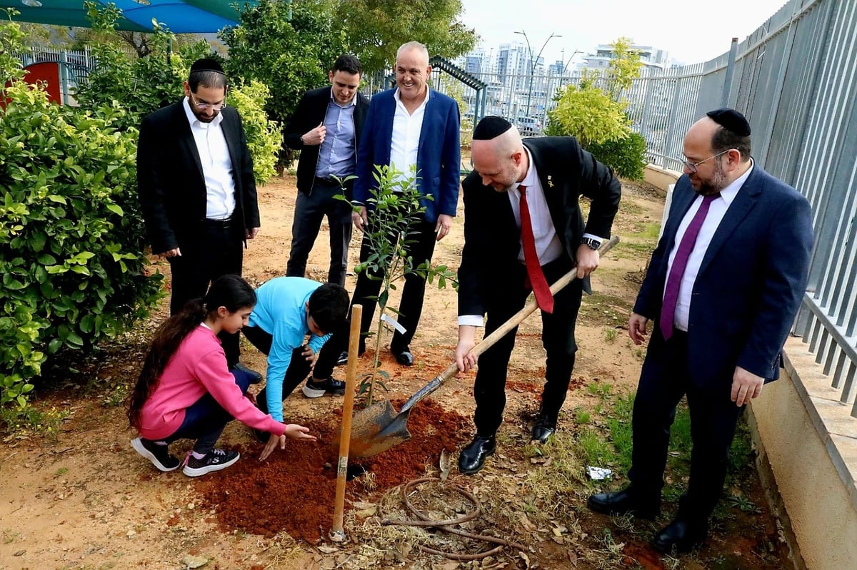 יו"ר הכנסת נוטע עץ בפרדס "מדעים ויהדות" לכבוד ט"ו בשבט