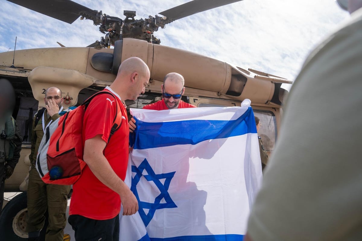 יאיר מגיע עם משפחתו לבית החולים איכילוב