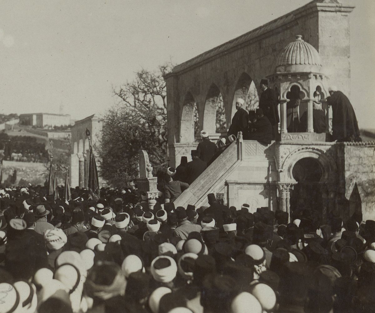 אמין אל-חוסייני נואם בדוכן הקיץ בהר הבית, בעת לוויית אחיו למחצה, מופתי ירושלים כאמל אל-חוסייני, מרץ 1921.