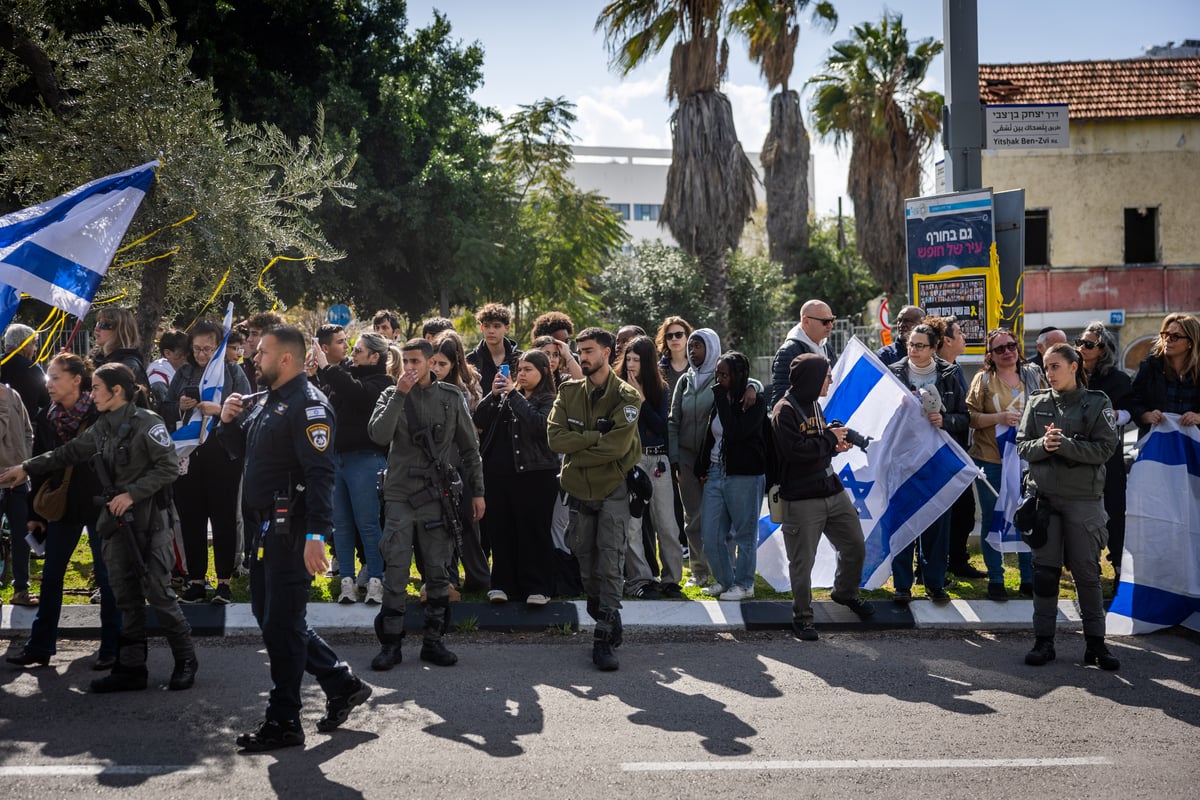 עם ישראל מתאחד בצמתים ובכיכרות בדמעות ותפילה | גלריה