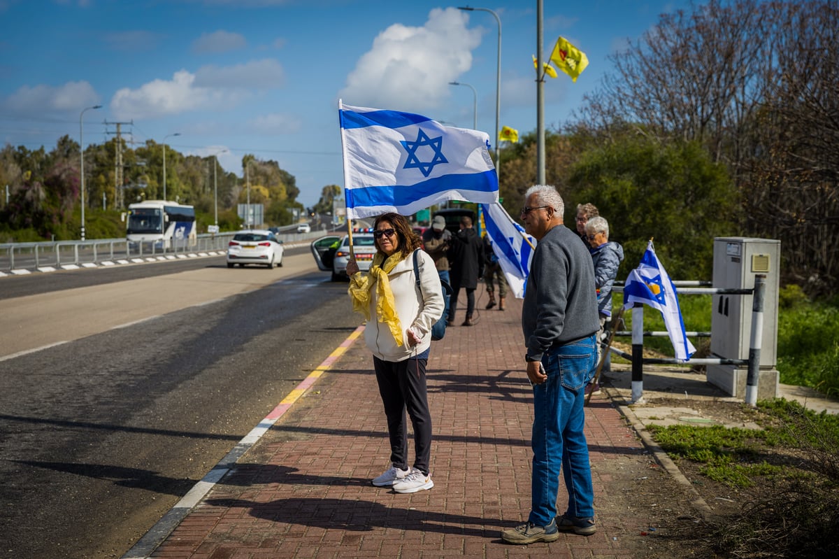 עם ישראל מתאחד בצמתים ובכיכרות בדמעות ותפילה | גלריה