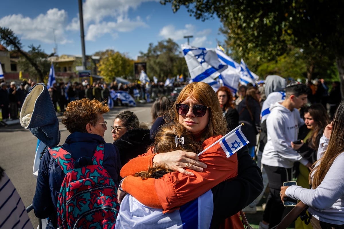 עם ישראל מתאחד בצמתים ובכיכרות בדמעות ותפילה | גלריה