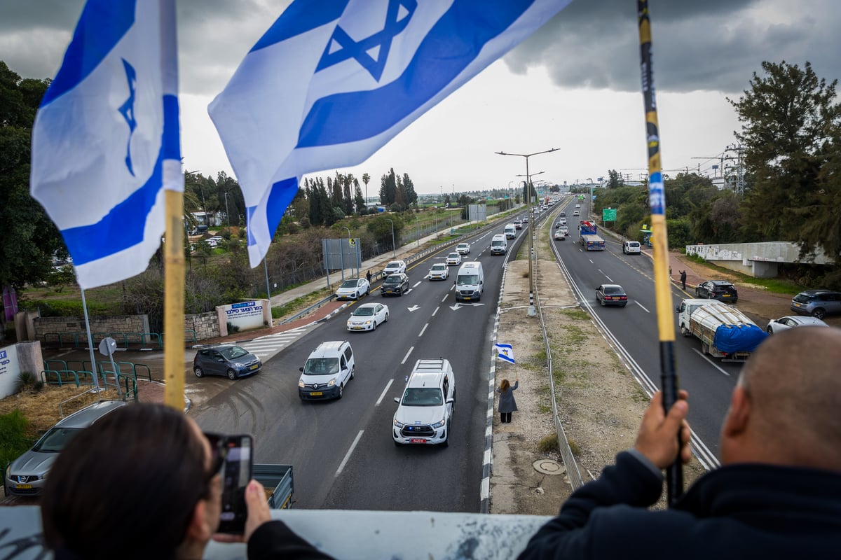 עם ישראל מתאחד בצמתים ובכיכרות בדמעות ותפילה | גלריה