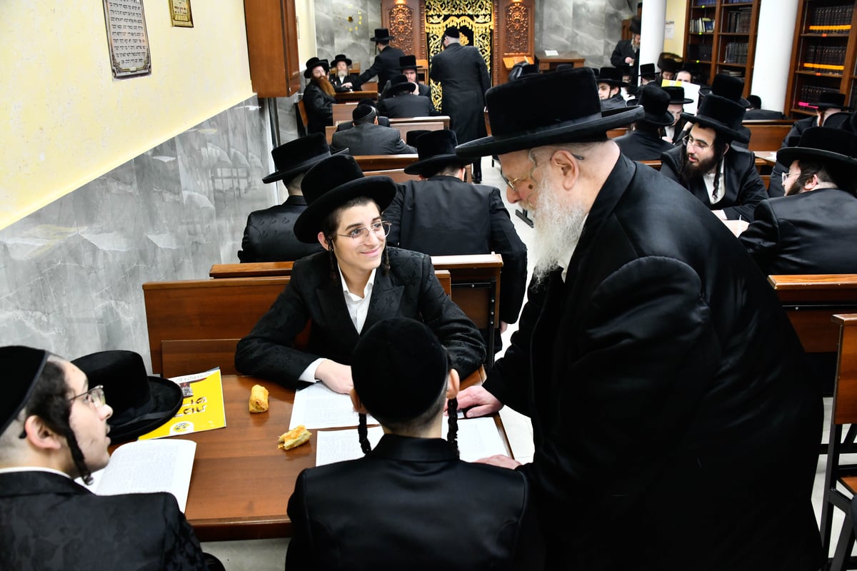 האדמו"ר מסאסוב בביקור בישיבתו ביום שמחתו