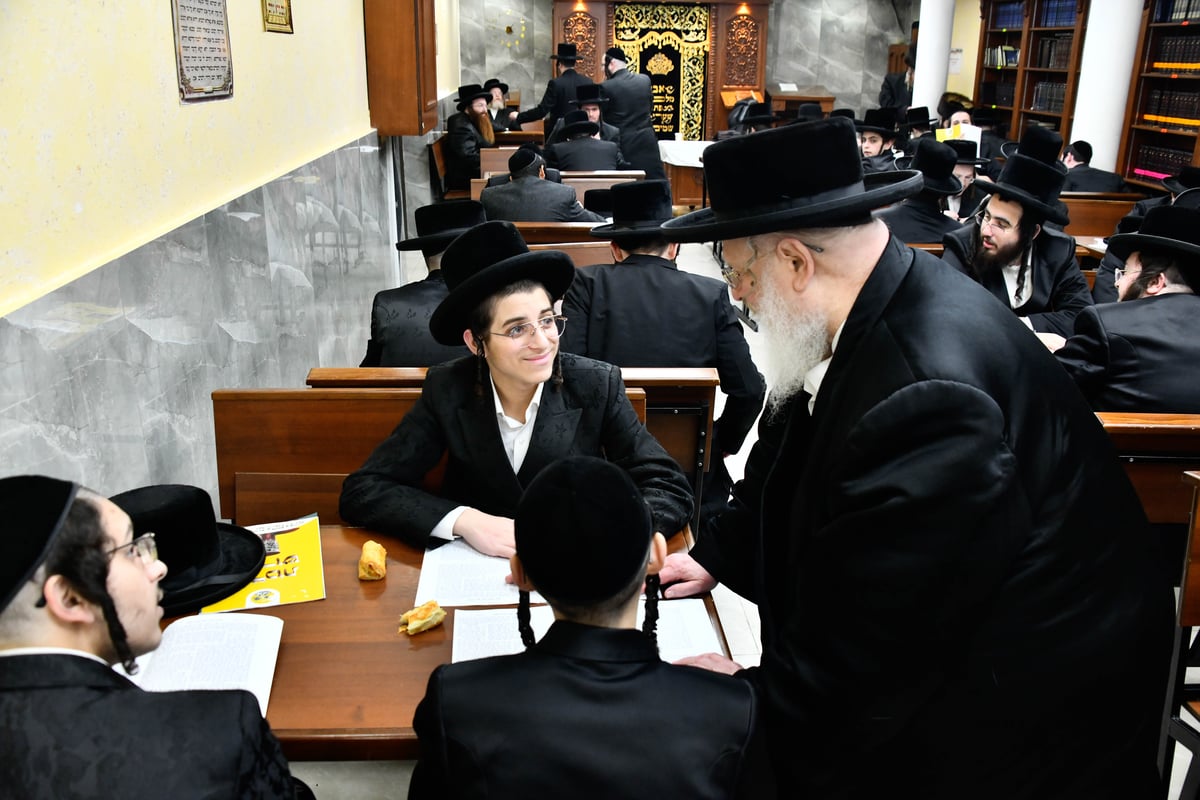 האדמו"ר מסאסוב בביקור בישיבתו ביום שמחתו