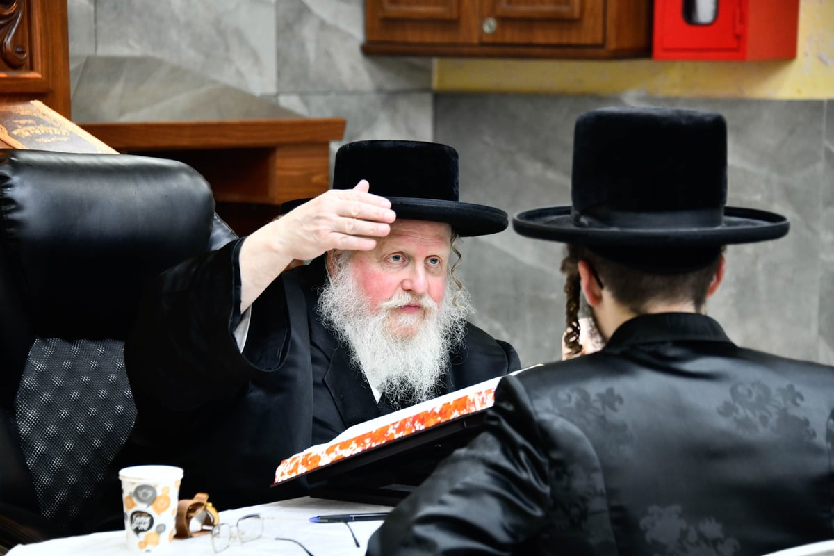 האדמו"ר מסאסוב בביקור בישיבתו ביום שמחתו