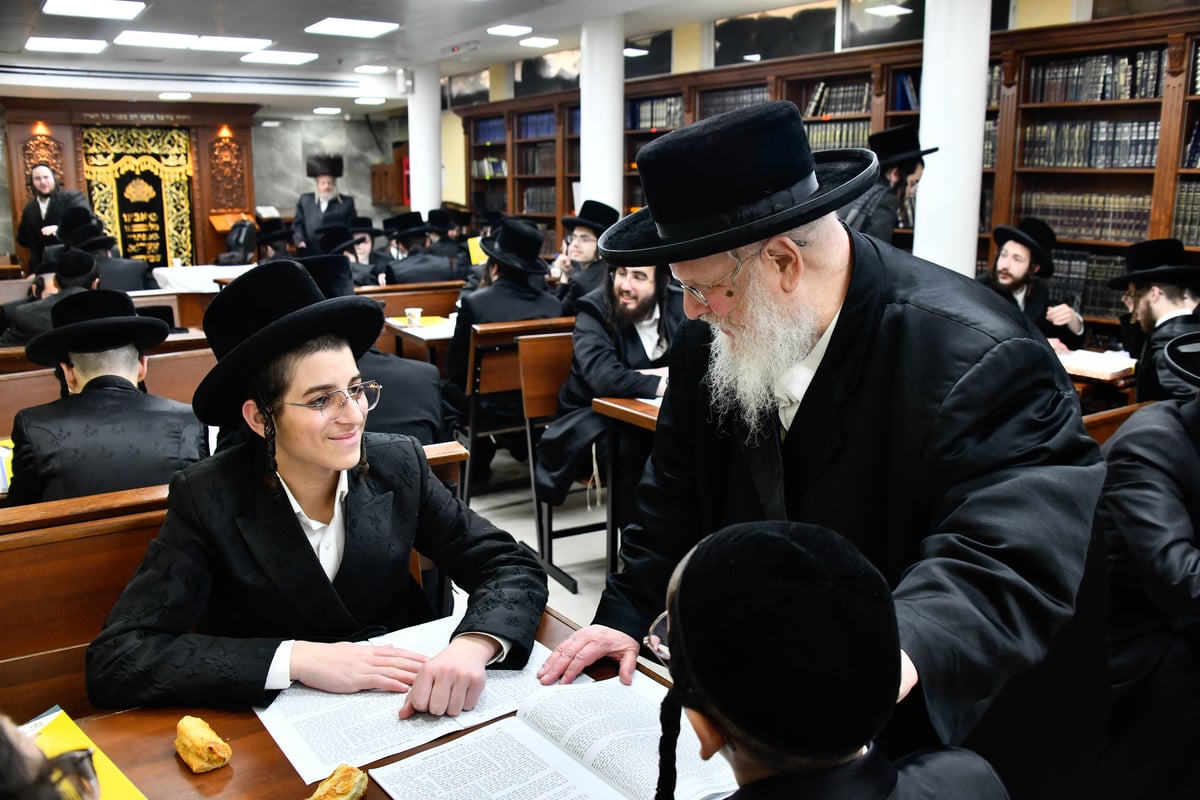 האדמו"ר מסאסוב בביקור בישיבתו ביום שמחתו