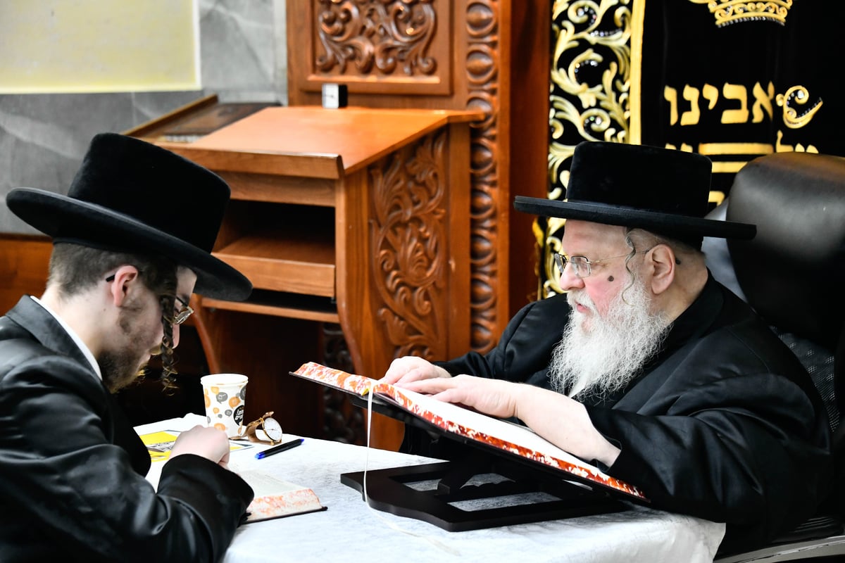 האדמו"ר מסאסוב בביקור בישיבתו ביום שמחתו