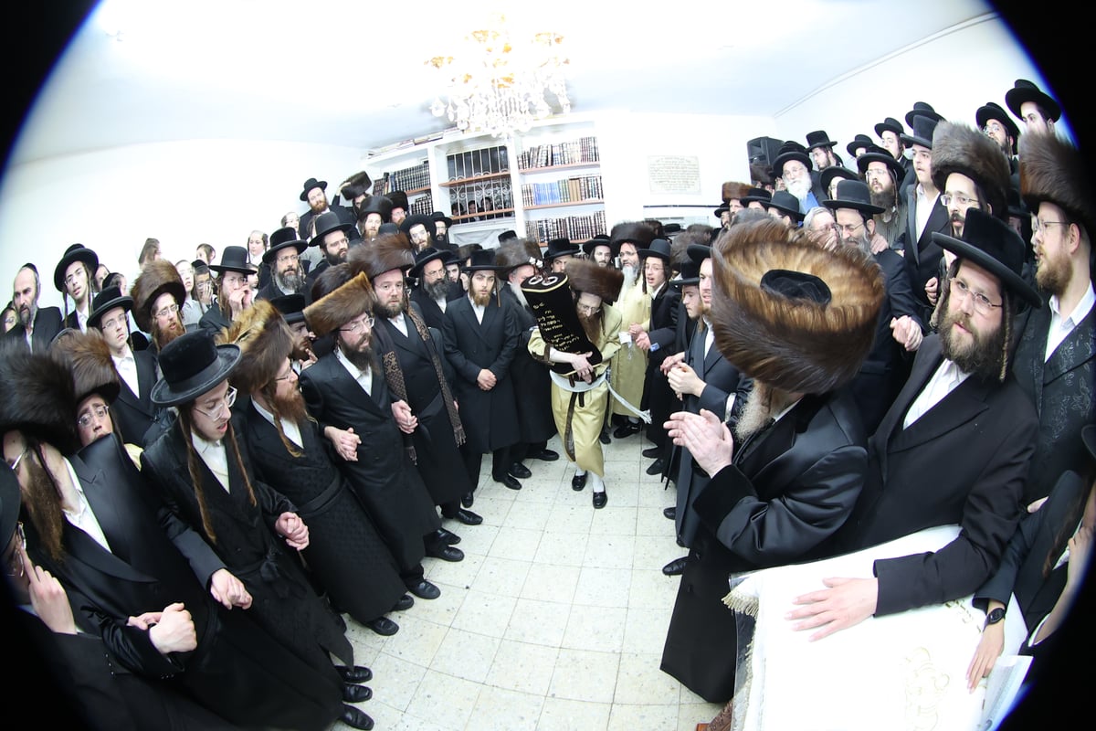 הכנסת ספר תורה לביהמ"ד קרעטשניף טשערנוביץ