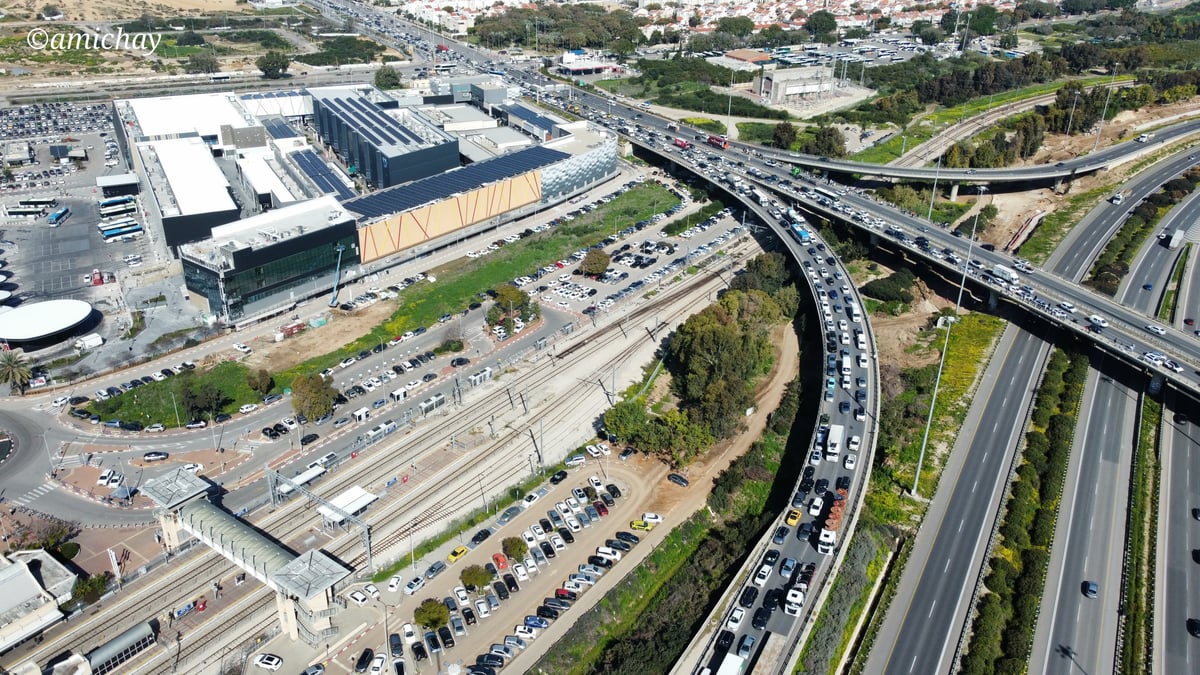 המוני המלווים בצומת עד הלום