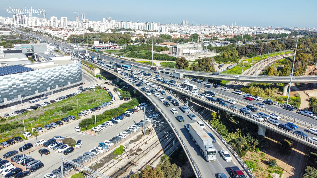 המוני המלווים בצומת עד הלום