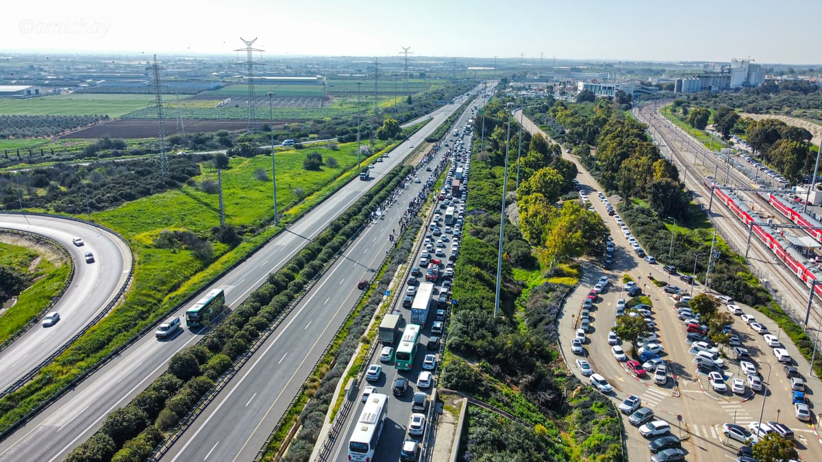 המוני המלווים בצומת עד הלום