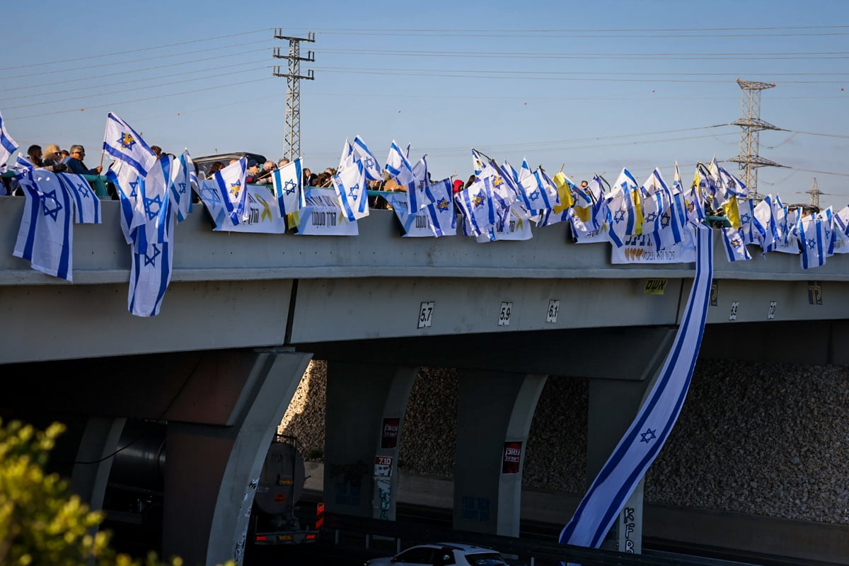 המונים בצומת גן יבנה