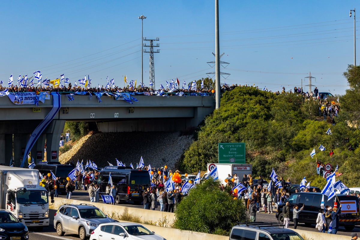 המונים בהלווית משפחת ביבס בצומת גן יבנה