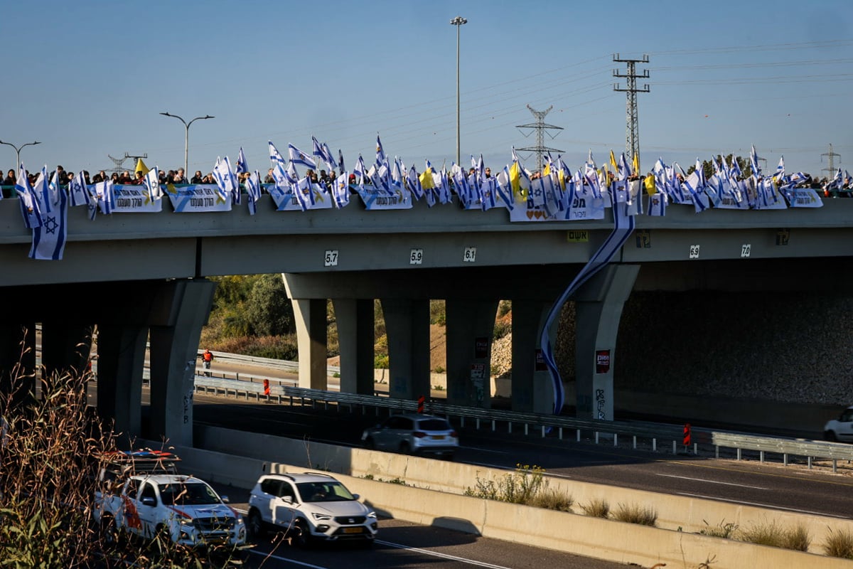 המונים בצומת גן יבנה