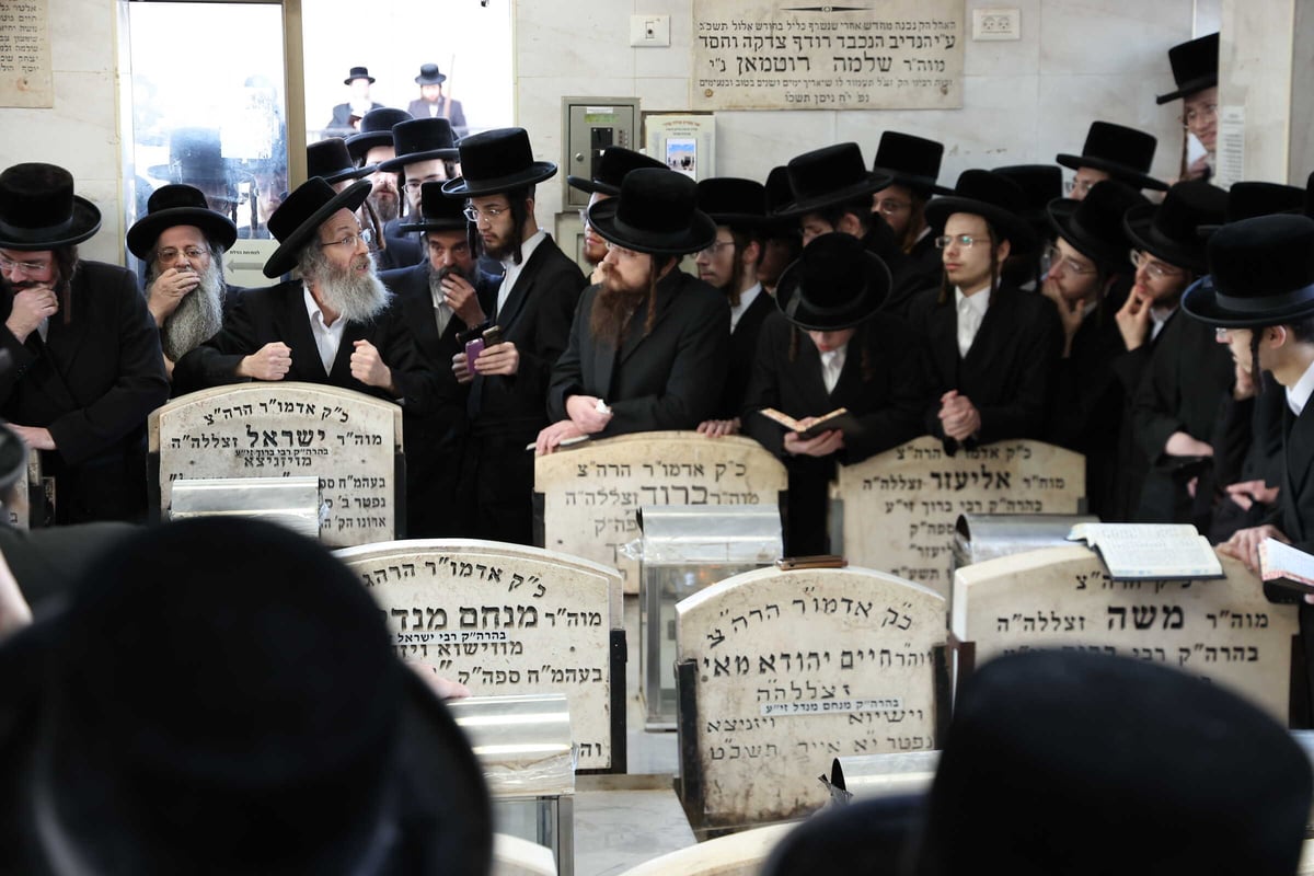 הרה"צ רבי אלימלך בידרמן בתפילת רבים עם חסידי ויז'ניץ