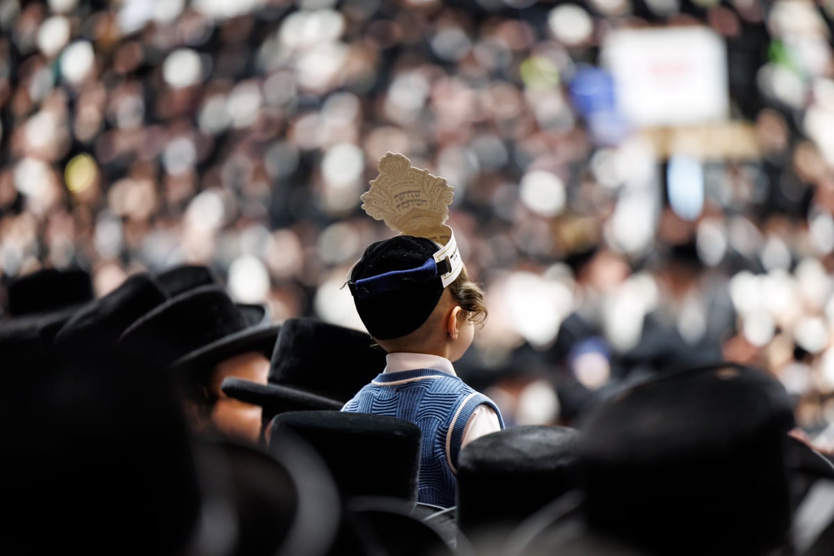 האדמו"ר מסקווירא בריקודין עם הספר תורה בבית מדרשו